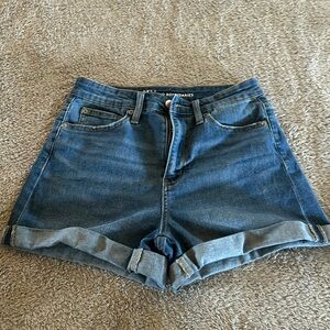 No boundaries junior’s high-rise denim shorts